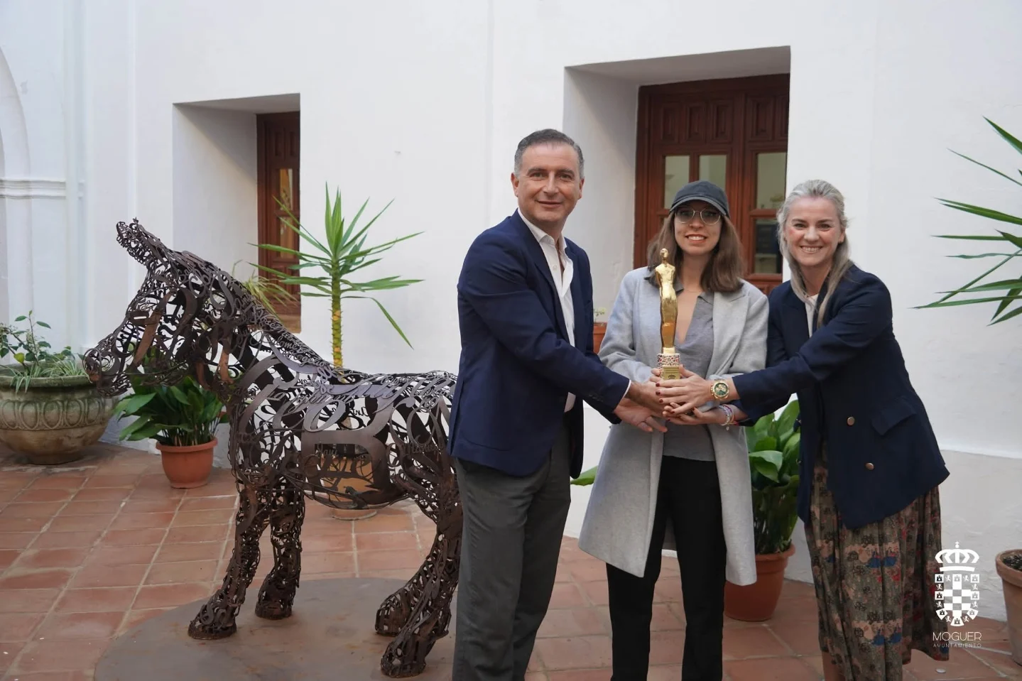  El alcalde de Moguer y la concejala de Cultura entregaron a la Asociación El FOC - Cultura con Orgullo el trofeo diseñado por la artista moguereña Gloria Ortega