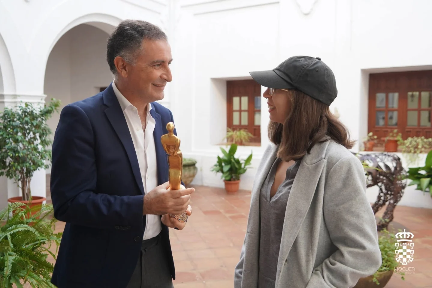 𝖤𝗅 𝖺𝗅𝖼𝖺𝗅𝖽𝖾 entrega el galardón físico fue recibido por Lorena Martín Márquez 